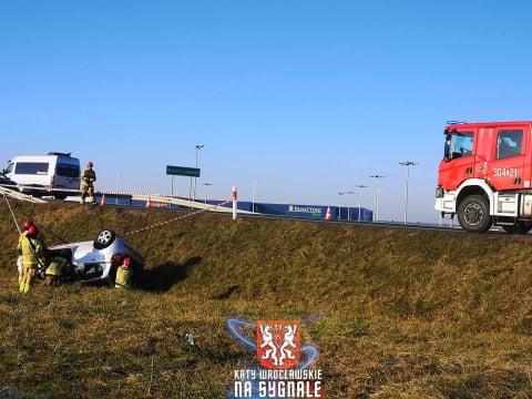 Samochód poza drogą, kierowcy... brak. Wypadek na DK 35 w Bielanach Wrocławskich - 0