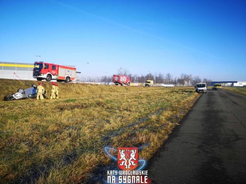 Samochód poza drogą, kierowcy... brak. Wypadek na DK 35 w Bielanach Wrocławskich - 1