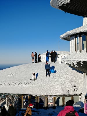 Szczyt głupoty na Śnieżce. Turyści wspięli się na oblodzony dach obserwatorium - 2