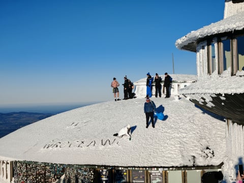 Szczyt głupoty na Śnieżce. Turyści wspięli się na oblodzony dach obserwatorium - 3