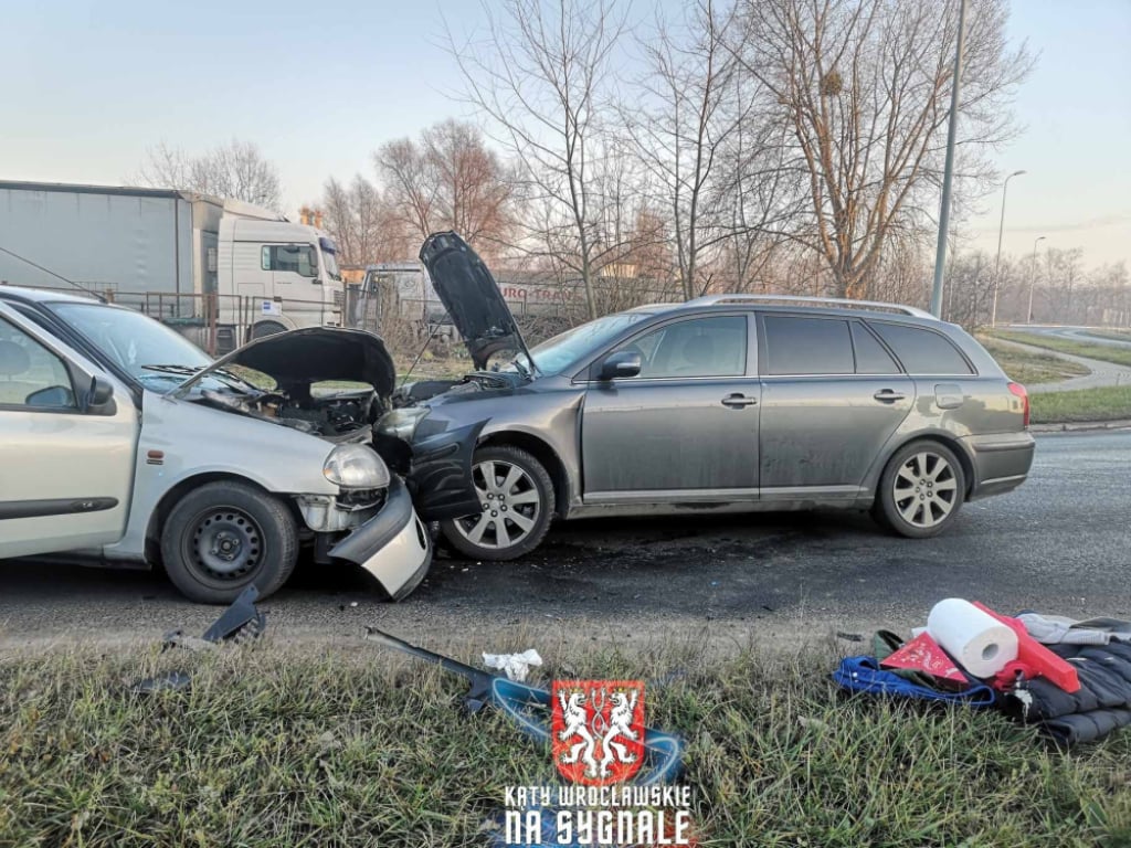 Niespokojne popołudnie na drogach. Trzy zderzenia na ulicach Wrocławia - Czołowe zderzenie na ulicy Szczecińskiej. Fot. Kąty Wrocławskie na sygnale (Facebook)