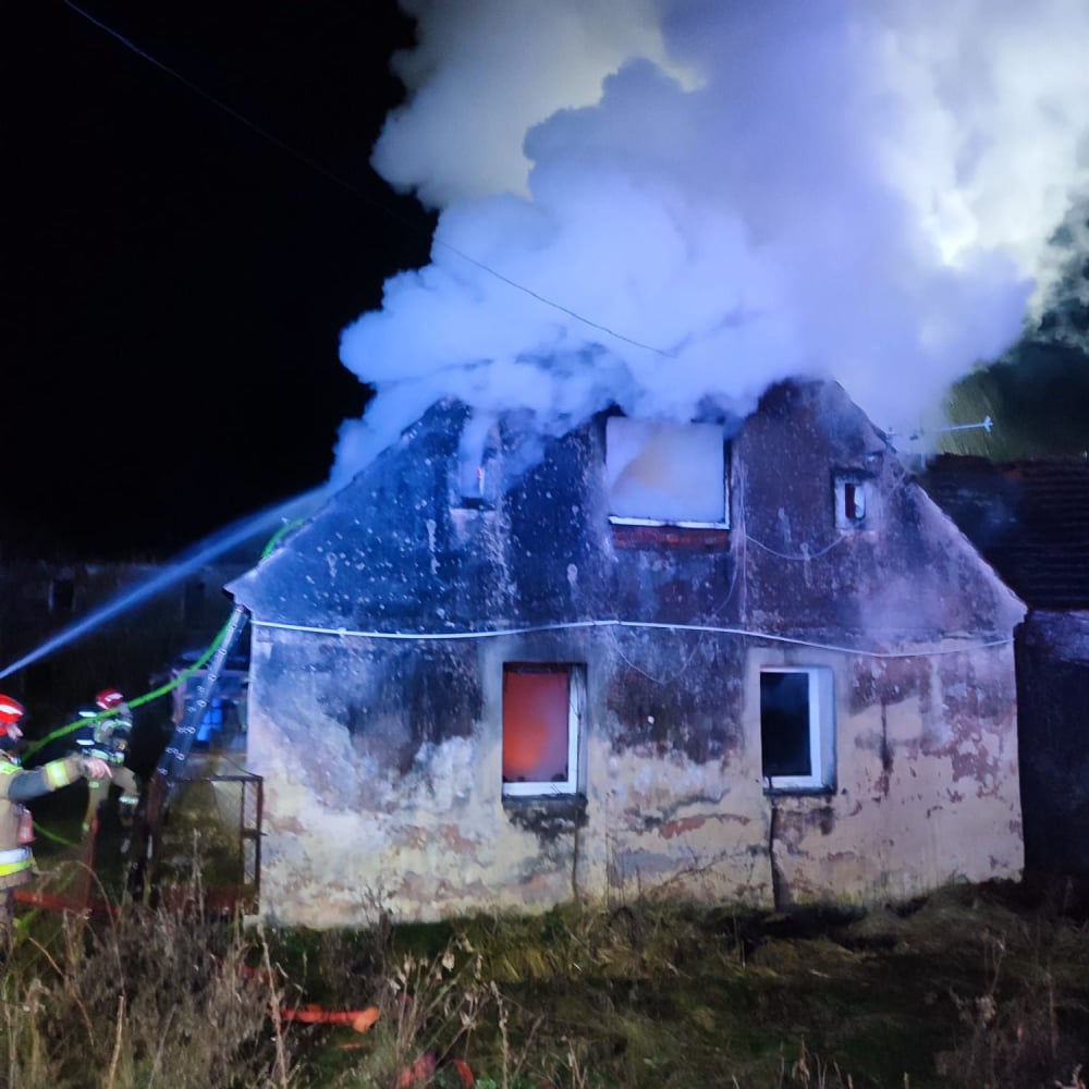 Tragiczny pożar budynku jednorodzinnego. Nie żyje jedna osoba -  Tragiczny pożar budynku mieszkalnego jednorodzinnego fot. Straż Pożarna w Ząbkowicach Śląskich