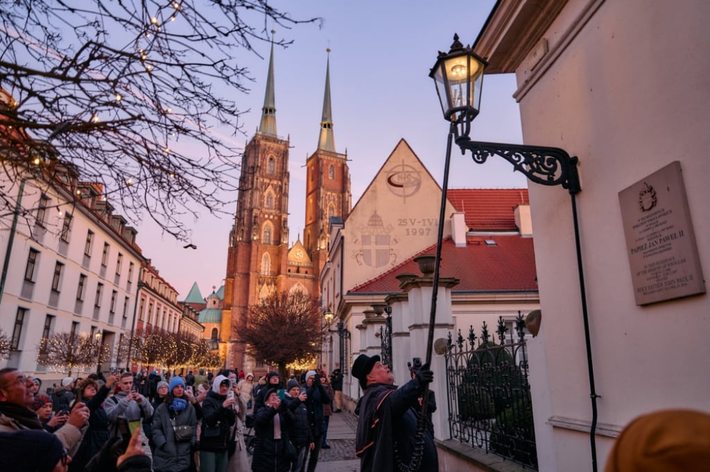 Tyle będzie kosztował magiczny klimat na Ostrowie Tumskim w 2025 roku - Za latarnikiem na Ostrowie Tumskim często podąża spora grupa turystów. Fot. Biuro Prasowe Urzędu Miejskiego Wrocławia (Facebook)