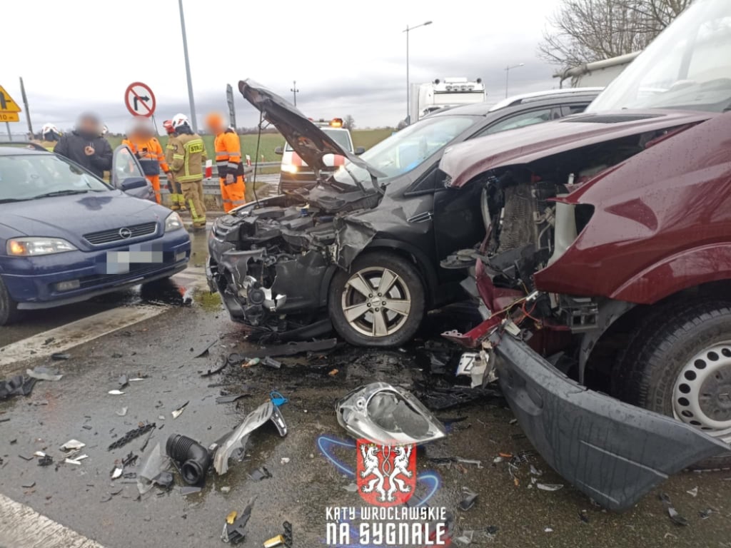 Poważna kolizja na zjeździe z autostrady A4 w Kostomłotach. Trzy osoby ranne - Wypadek na węźle Kostomłoty, fot. Kąty Wrocławskie na Sygnale