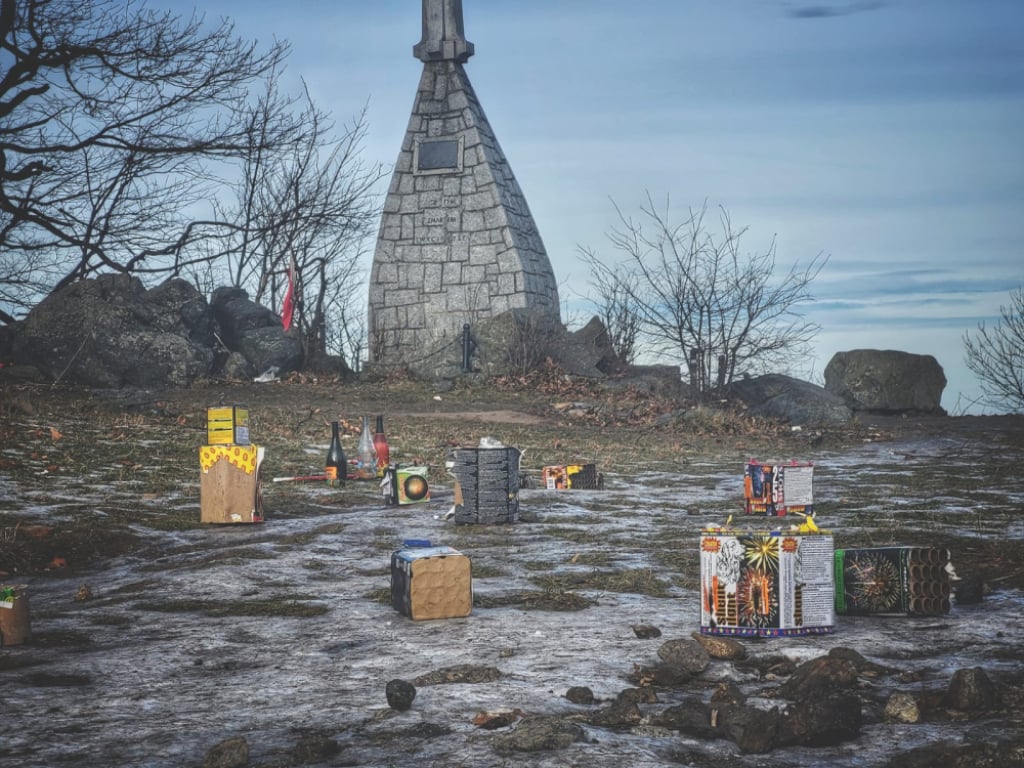 Bulwersujący sylwester na Ślęży. Fajerwerki, samochody i mnóstwo śmieci - Krajobraz niczym po festiwalu muzycznym można było zastać w noworoczny poranek na szycie Ślęży. Fot. Łukasz Bereżnicki