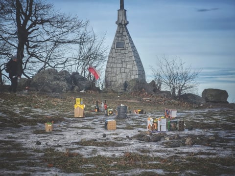 Bulwersujący sylwester na Ślęży. Fajerwerki, samochody i mnóstwo śmieci - 0