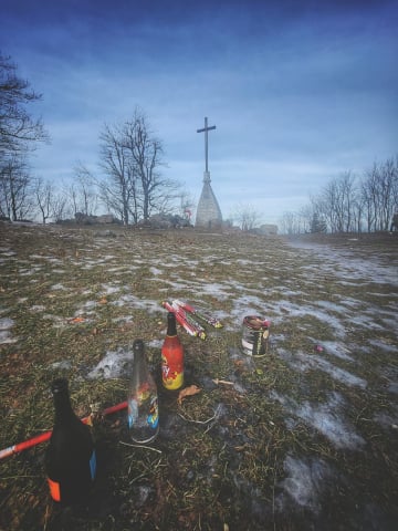 Bulwersujący sylwester na Ślęży. Fajerwerki, samochody i mnóstwo śmieci - 4