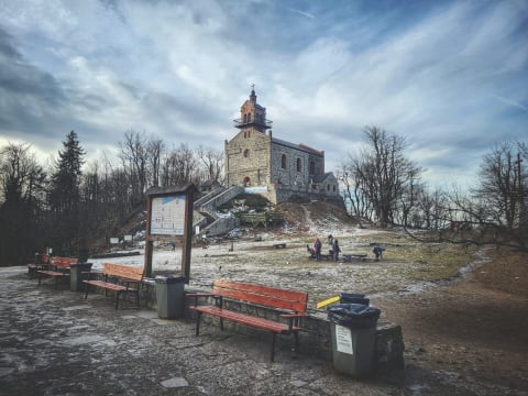 Bulwersujący sylwester na Ślęży. Fajerwerki, samochody i mnóstwo śmieci - 2