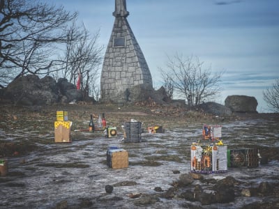 Bulwersujący sylwester na Ślęży. Fajerwerki, samochody i mnóstwo śmieci