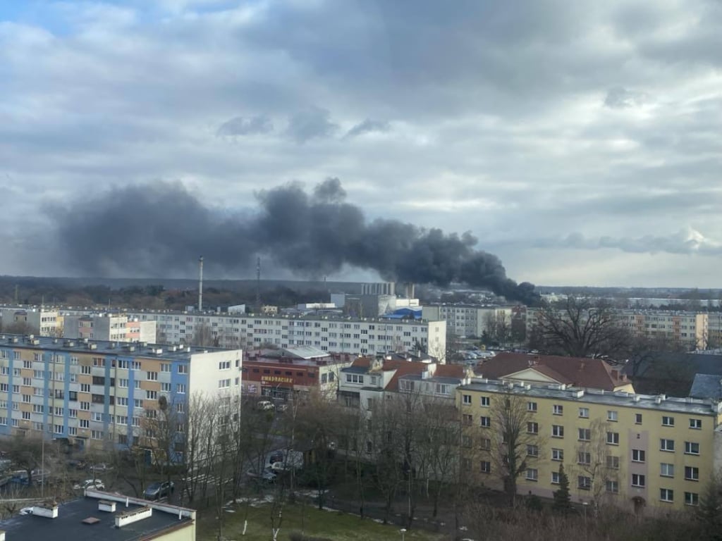 Płoną samochody w Oławie! Gęsty dym widać z dużej odległości - Pożar przy ulicy Zwierzynieckiej w Oławie. Fot. Oława na sygnale (Facebook)