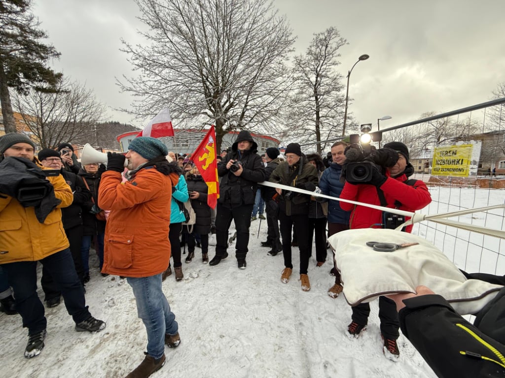 Stronie Śląskie: Otwarli most którego... nie ma. Tymczasowa przeprawa miała być oddana w grudniu - Kilkudziesięciu mieszkańców Stronia Śląskiego wzięło udział w symbolicznym przecięciu wstęgi przed nieczynnym mostem przy ulicy Kościuszki. Fot: Łukasz Januszewski