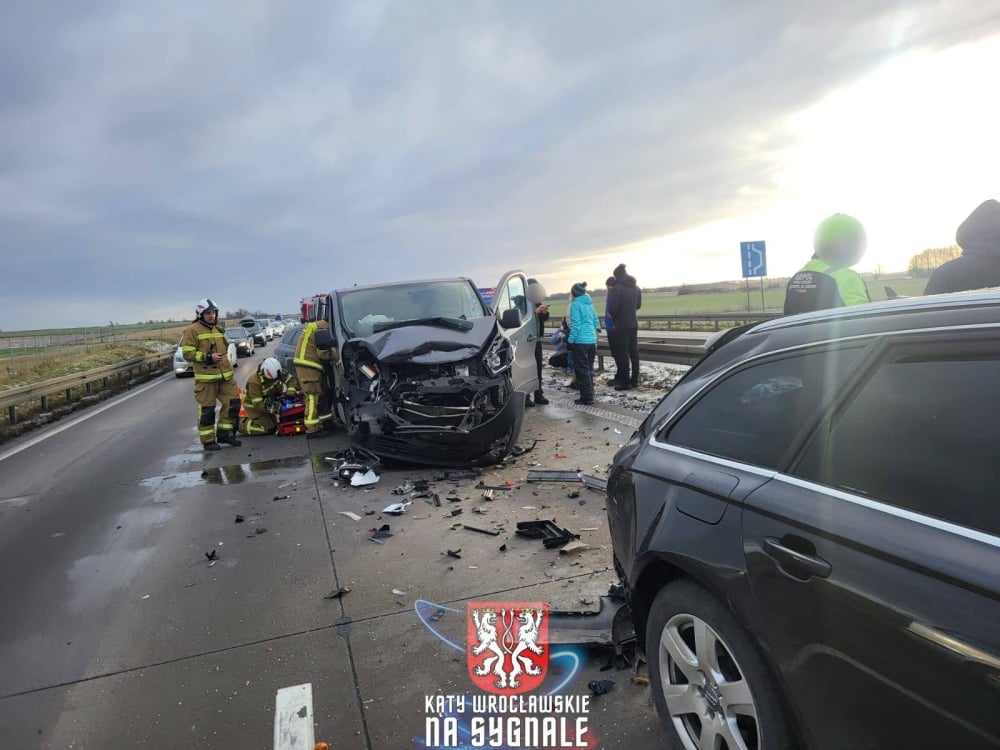 Wypadek na A4 w kierunku Zgorzelca. Kolizja pięciu aut -  Foto: Wojciech Bagiński/ Kąty Wrocławskie na sygnale