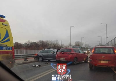 Ogromne korki na alei Wielkiej Wyspy po kolizji dwóch samochodów. Droga jest zablokowana