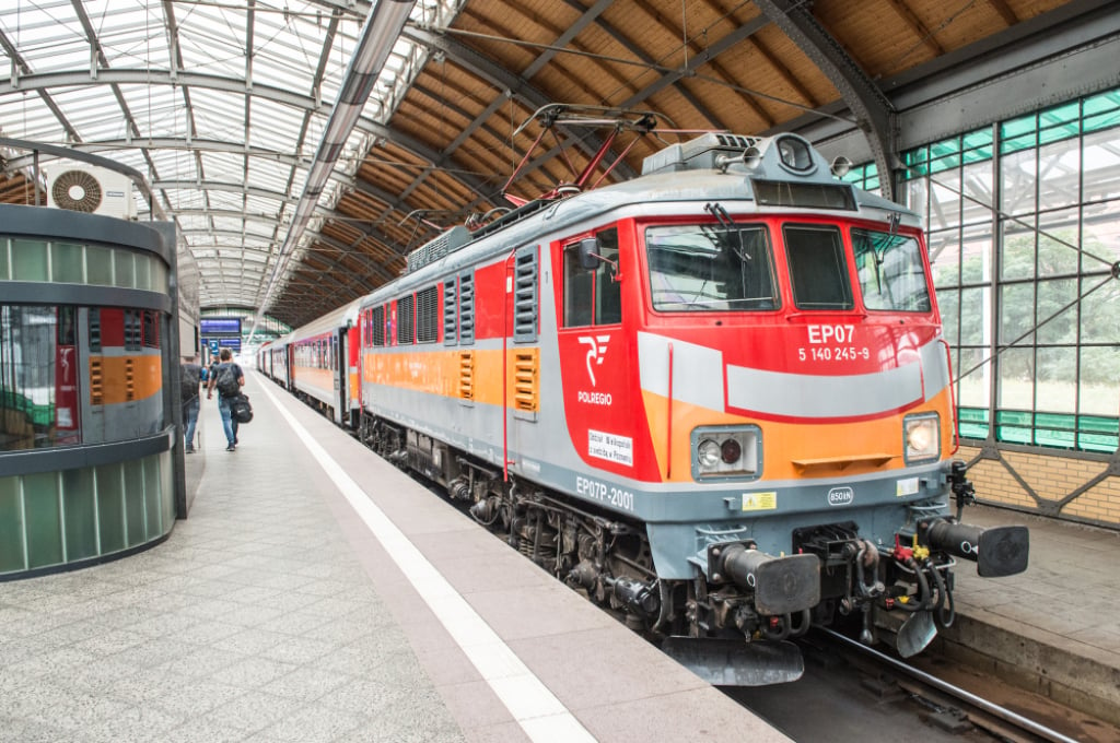 "Jak sardynki w puszce". Walka o miejsce to codzienność na tej trasie - Wysoka frekwencja i niski komfort to problemy podróżnych na trasie Leszno - Wrocław Główny. Zdjęcie ilustracyjne. Fot. RW