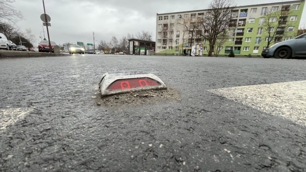 Jelenia Góra testuje migające „kocie oczka”. Mają zwiększyć bezpieczeństwo pieszych - Jelenia Góra testuje nowe rozwiązanie na przejściu dla pieszych na ulicy Różyckiego. Fot. Maciej Ryłkiewicz