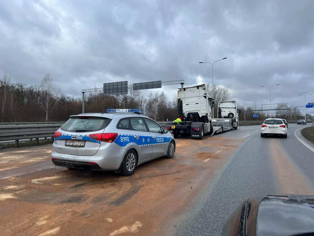 Wypadek ciężarówki i korki na S5 oraz AOW, awaria rogatek na Ołtaszyńskiej. Ogromne korki we Wrocławiu - Na węźle Wrocław-Północ doszło do zdarzenia drogowego z udziałem pojazdu ciężarowego. Fot: Aleksander Ogrodnik 