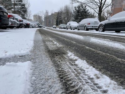 Trwa intensywne odśnieżanie jeleniogórskich tras. Na drogach jest bardzo ślisko