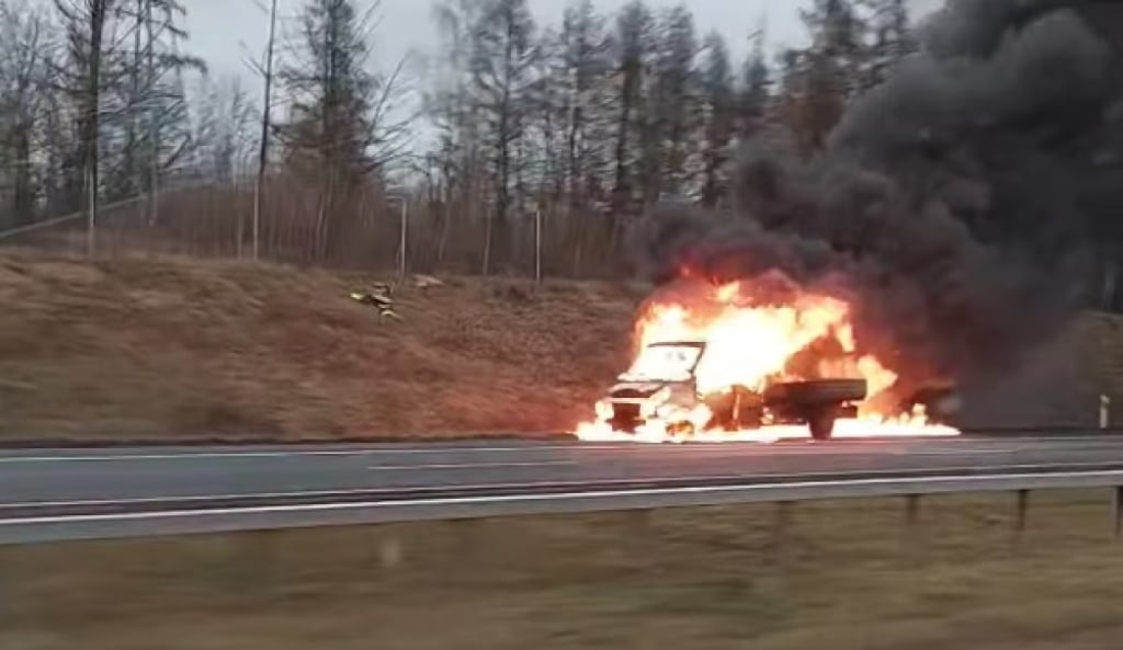 Pożar samochodu na trasie S3! Pojazd doszczętnie spłonął, droga była zablokowana [WIDEO] - Pożar samochodu na trasie S3. Fot. Halina Miluch