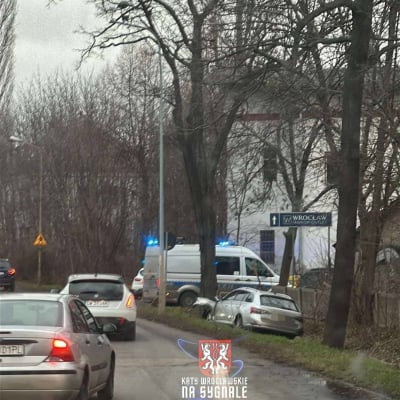 Samochód rozbił się na drzewie. Groźne zdarzenie drogowe we Wrocławiu - 0