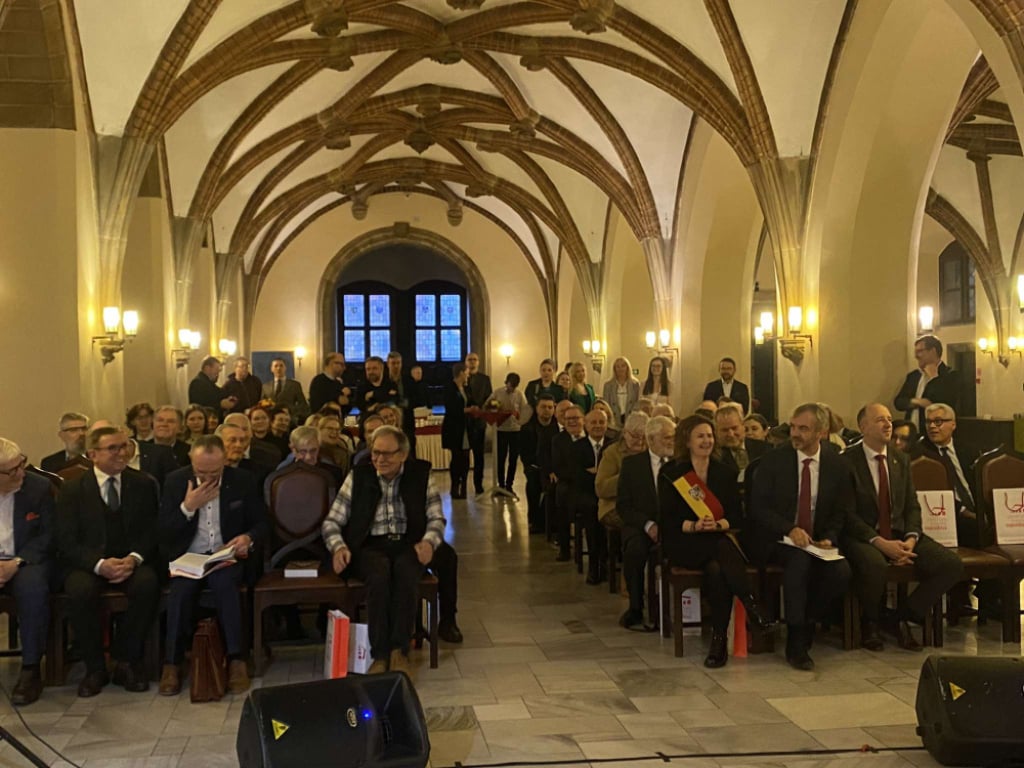 Wrocław: Radni pierwszej kadencji spotkali się po latach. Wyjątkowe wydarzenie w Ratuszu - Radni pierwszej kadencji Rady Miejskiej Wrocławia spotkali się po ponad 30 latach. Fot. Mateusz Florczyk