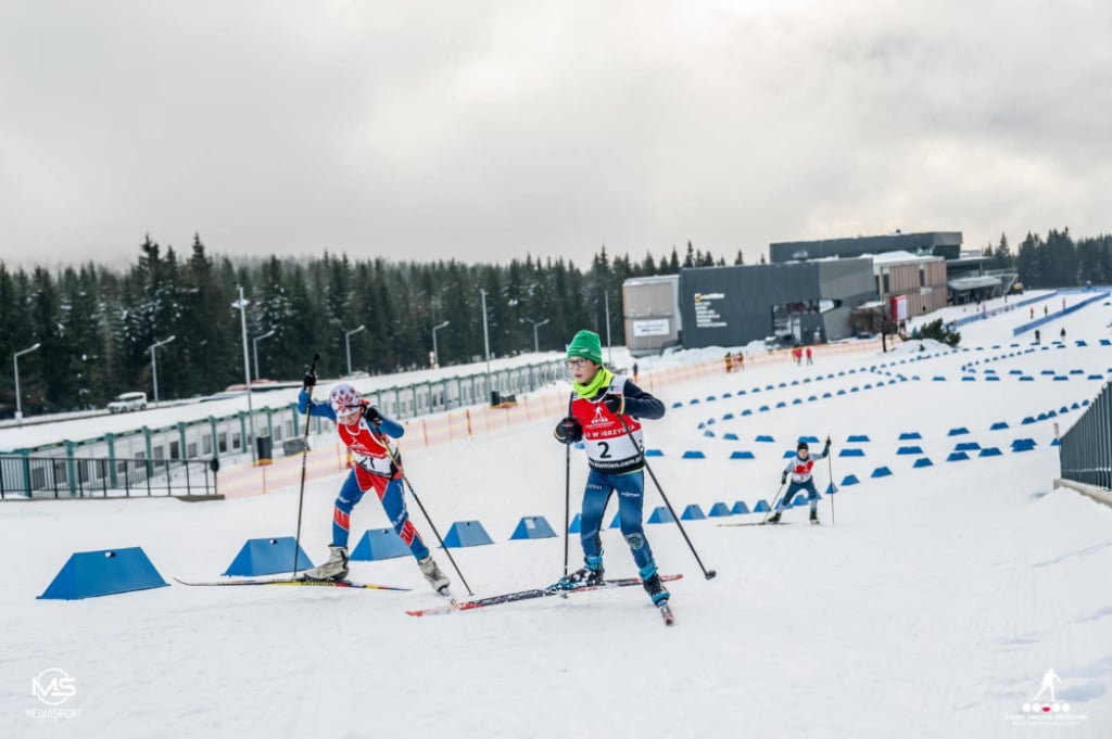 Sportowe emocje w Jakuszycach. Biegacze rywalizują przez cały weekend - Młodzi biegacze na trasie w Jakuszycach. Fot. DCS Polana Jakuszycka