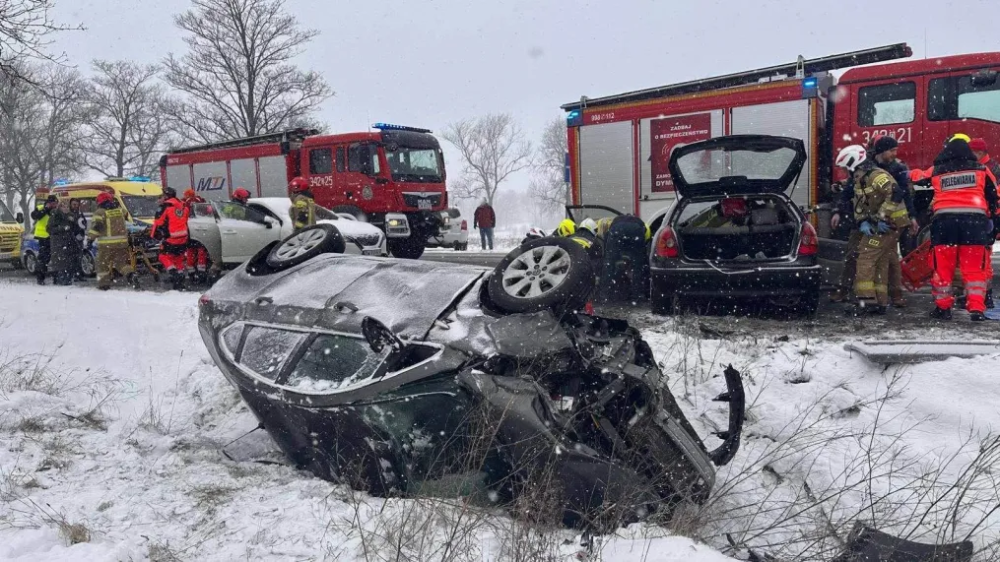 Samochód wylądował w rowie po zderzeniu. Duże korki na drodze krajowej numer 3 [ZDJĘCIA] - Wypadek na drodze krajowej numer 3 w Radomierzu. Fot. KMP Jelenia Góra