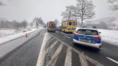 Samochód wylądował w rowie po zderzeniu. Duże korki na drodze krajowej numer 3 [ZDJĘCIA] - 0