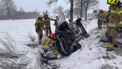 Samochód wylądował w rowie po zderzeniu. Duże korki na drodze krajowej numer 3 [ZDJĘCIA] - 2