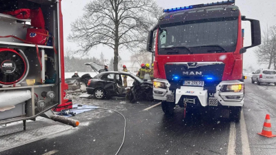 Samochód wylądował w rowie po zderzeniu. Duże korki na drodze krajowej numer 3 [ZDJĘCIA] - 3