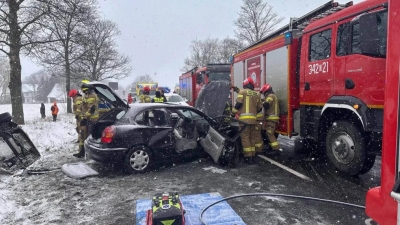 Samochód wylądował w rowie po zderzeniu. Duże korki na drodze krajowej numer 3 [ZDJĘCIA] - 4