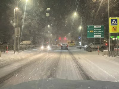 Opady śniegu i wiatr w całym regionie! W ośmiu powiatach IMGW wydał ostrzeżenia