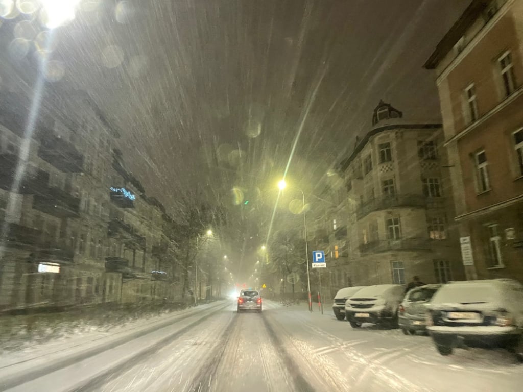 Trudne warunki na drogach Dolnego Śląska. Jak długo będzie padać śnieg? - Większość dróg na Dolnym Śląsku jest pokryta śniegiem. Fot. Jakub Thauer