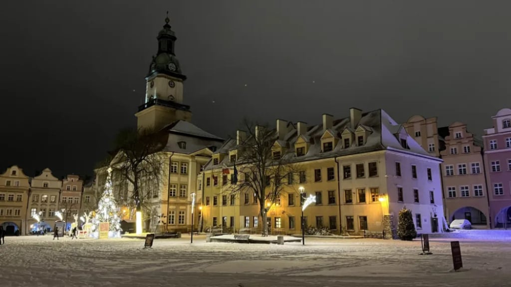 W Jeleniej Górze biało, a w Karkonoszach drugi stopień zagrożenia lawinowego - Jelenia Góra w zimowej odsłonie. Fot. Maciej Ryłkiewicz