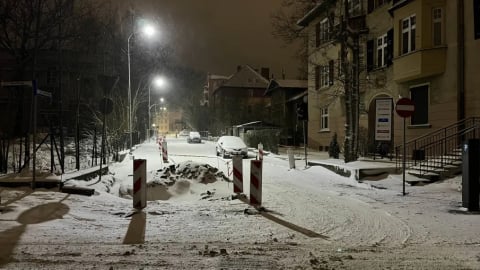 W Jeleniej Górze biało, a w Karkonoszach drugi stopień zagrożenia lawinowego - 2