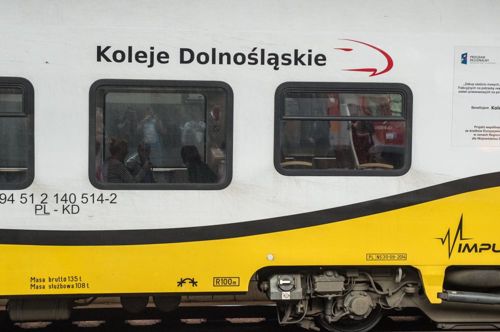 Komunikacja zastępcza Kolei Dolnośląskich przegrała z zimą - Na odcinku Kłodzko Miasto - Kudowa Zdrój obowiązuje autobusowa komunikacja zastępcza. Fot. RW