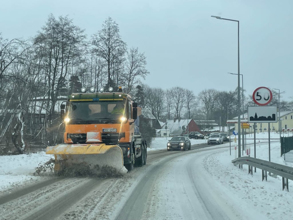 Odśnieżanie Jeleniej Góry po ataku zimy - Służby pracują nad odśnieżeniem Jeleniej Góry. Fot. Jakub Thauer