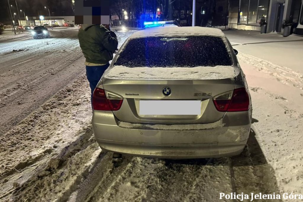 Drifter z Jeleniej Góry zatrzymany. Dostał 6 tysięcy złotych mandatu - Kierowca BMW został zatrzymany przez policjantów w sobotni wieczór. Fot. KMP Jelenia Góra