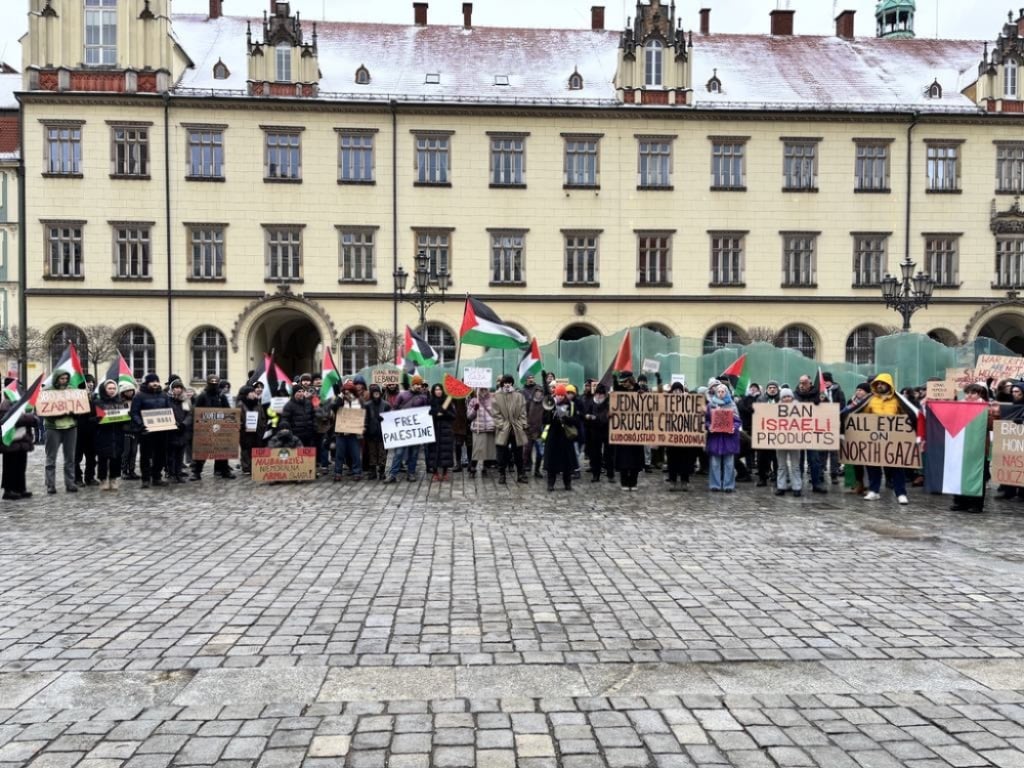 100 osób protestowało we Wrocławiu. Chodzi o decyzję w sprawie premiera Izraela - Protestujący zebrali się w centrum Wrocławia. Fot. Joanna Jaros