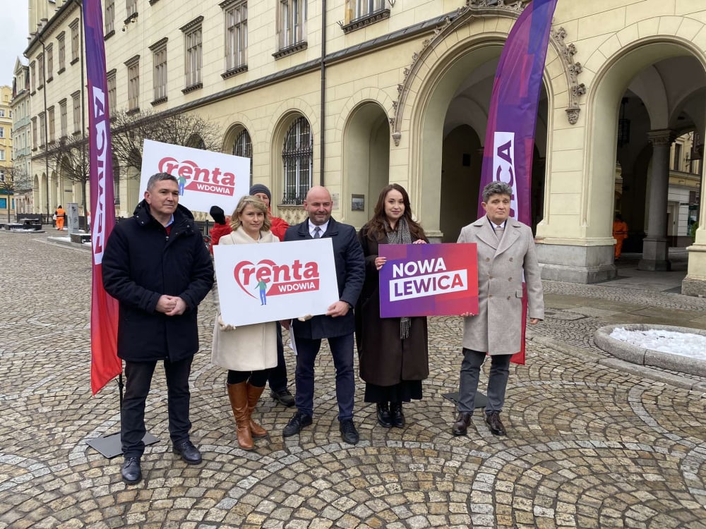 "To program, na który społeczeństwo czekało od lat". Lewica o wprowadzeniu renty wdowiej - Wypłaty świadczeń w ramach renty wdowiej ruszą od 1 lipca. Fot: Mateusz Florczyk