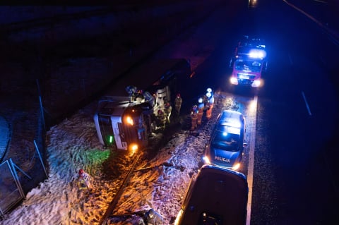 Ciężarówka wylądowała w rowie. Groźny wypadek na trasie S3, jedna osoba została ranna - 1