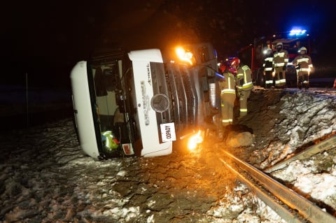 Ciężarówka wylądowała w rowie. Groźny wypadek na trasie S3, jedna osoba została ranna - 2