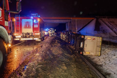 Ciężarówka wylądowała w rowie. Groźny wypadek na trasie S3, jedna osoba została ranna - 3