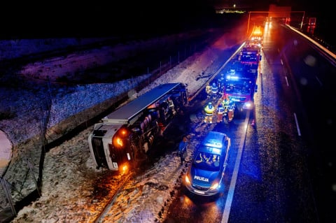 Ciężarówka wylądowała w rowie. Groźny wypadek na trasie S3, jedna osoba została ranna - 4