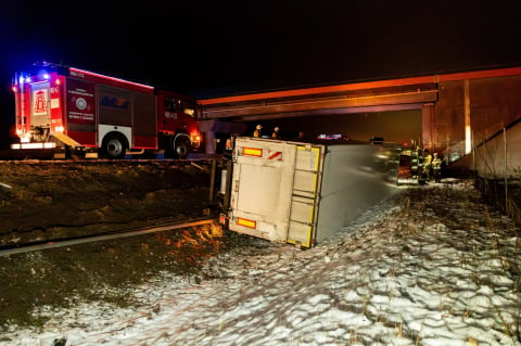 Ciężarówka wylądowała w rowie. Groźny wypadek na trasie S3, jedna osoba została ranna - 5