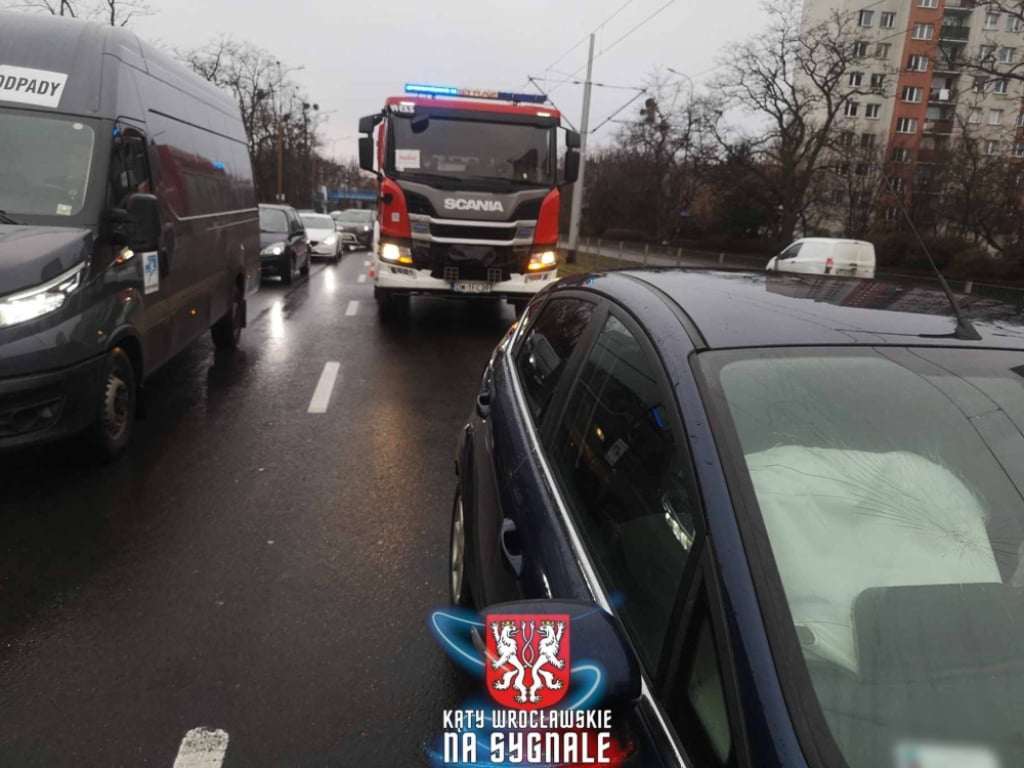 Wypadek na alei Hallera we Wrocławiu. Spore utrudnienia w ruchu po zderzeniu  - Wypadek na alei Hallera we Wrocławiu. Fot. Jacek Waluk