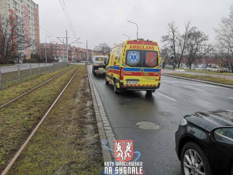 Wypadek na alei Hallera we Wrocławiu. Spore utrudnienia w ruchu po zderzeniu  - 0