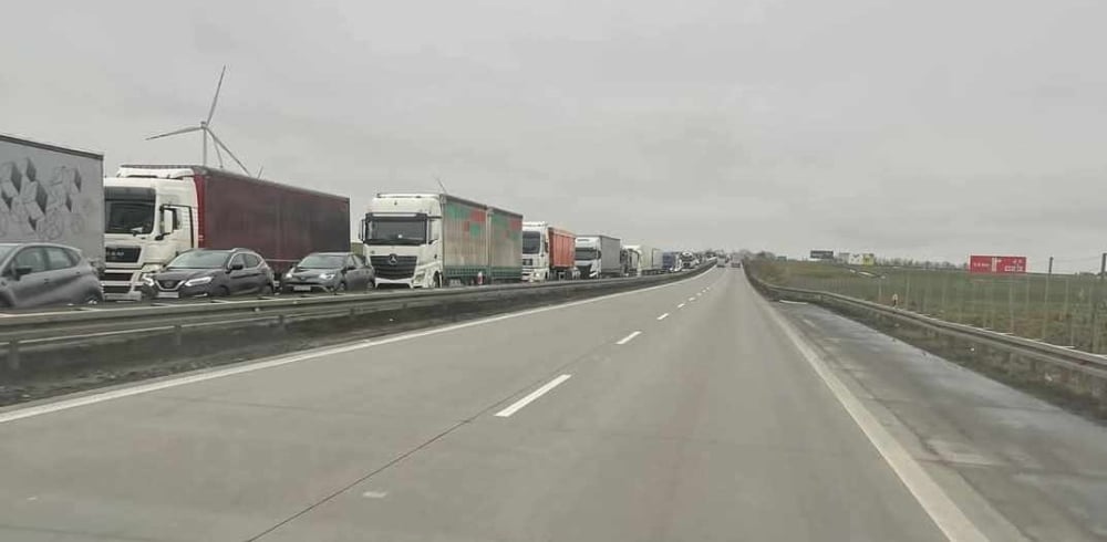 Ogromny korek na autostradzie A4 w kierunku Wrocławia. Ma już kilka kilometrów - Awaria ciężarówki spowodowała duży korek na autostradzie A4. Fot. Kąty Wrocławskie na sygnale (Facebook)