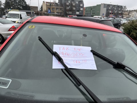 Parking przed szpitalem na Borowskiej będzie mniejszy? Już teraz trudno tam o miejsce - 1