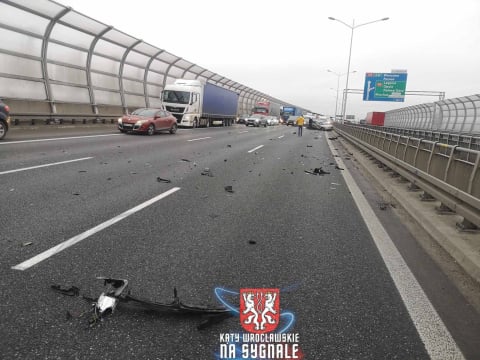 Wypadek dwóch samochodów osobowych na AOW! Tworzy się ogromny korek - 2