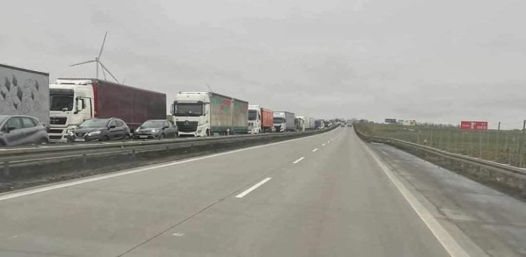 Znowu korek na A4 w stronę Wrocławia! To samo miejsce, kierunek i przyczyna... - Ponownie trzeba stać w kilkukilometrowym korku na autostradzie A4. Fot. Kąty Wrocławskie na sygnale (Facebook)